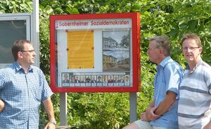 Die Genossen vorm neuen Schaukasten (Foto priv.)