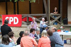 Thomas Neumann überreicht die Gewinne